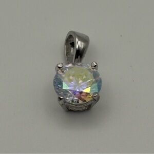 Dazzling Silver Necklace with Iridescent Gem